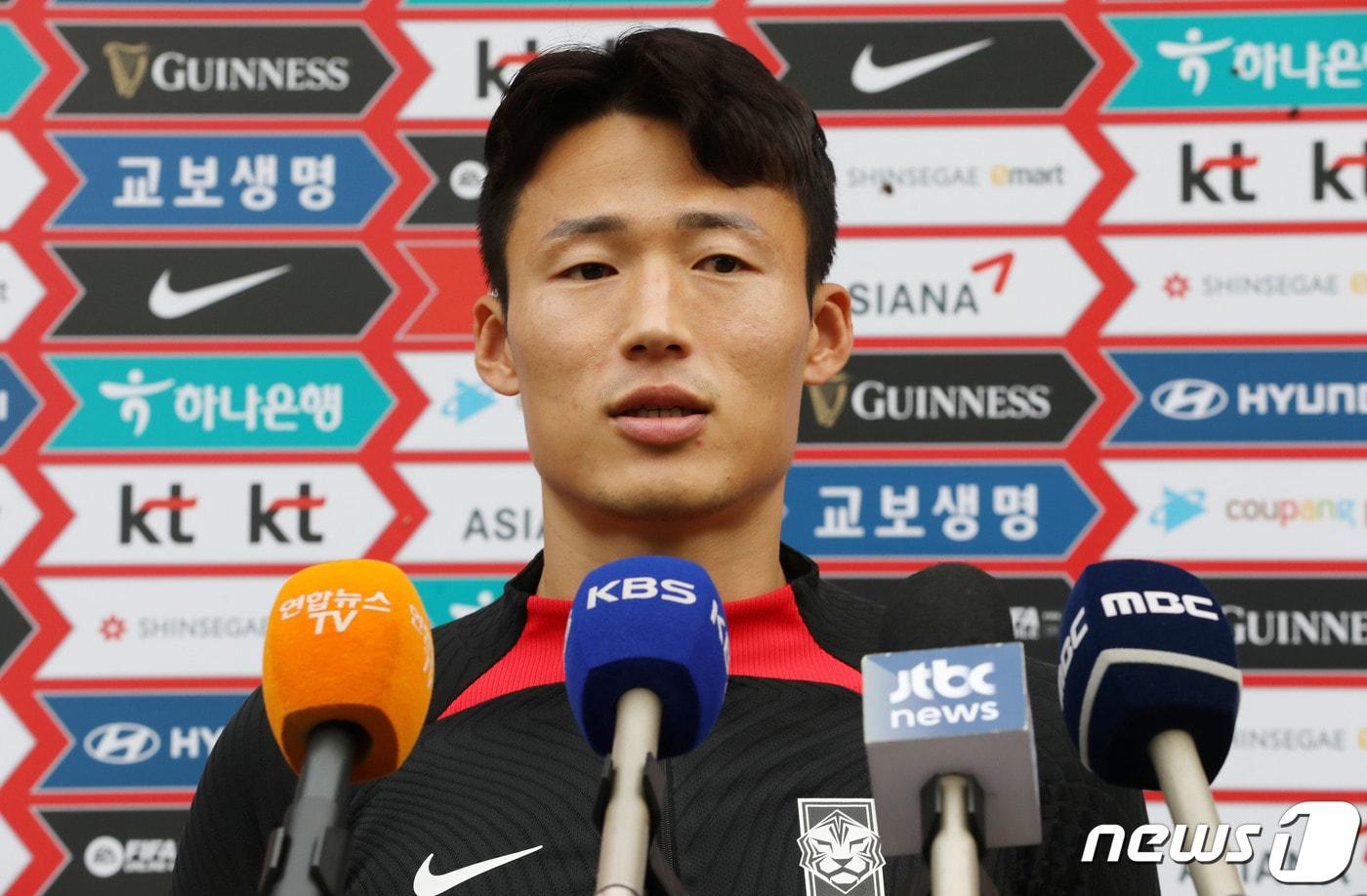 축구대표팀 손준호 선수가 9일 오후 경기 파주 축구대표팀 트레이닝센터(NFC)에서 훈련 전 취재진과 인터뷰를 하고 있다. 2022.11.9/뉴스1 ⓒ News1 박세연 기자