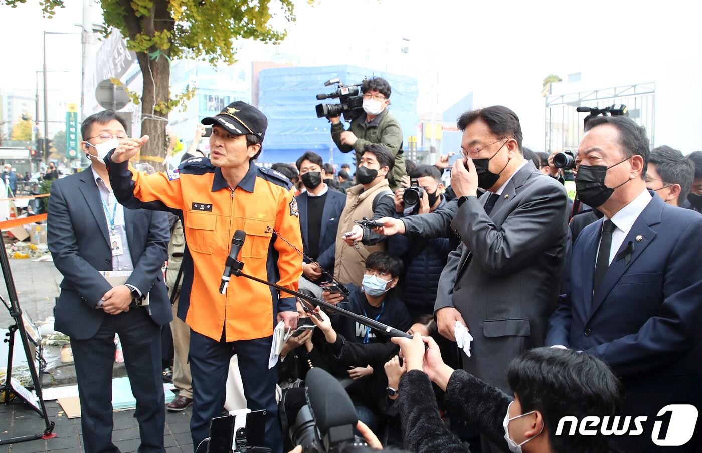 본문 이미지 - 정진석 국민의힘 비상대책위원장과 관계자들이 지난 9일 오후 서울 용산구 이태원역 1번 출구에 마련된 이태원 참사 추모공간에서 소방 관계자로부터 설명을 듣고 있다. 2022.11.9/뉴스1 ⓒ News1 국회사진취재단