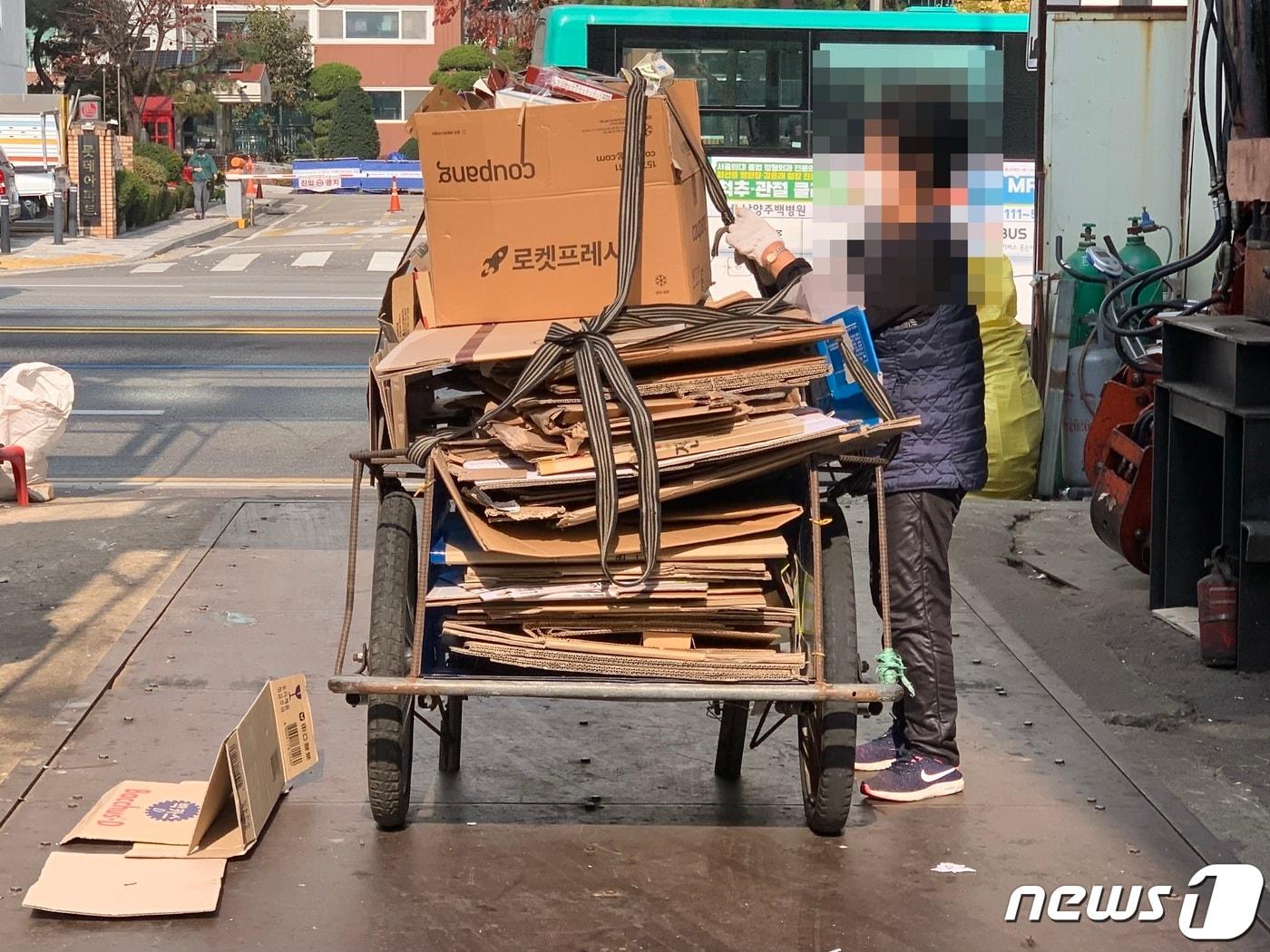 본문 이미지 - 8일 서울 동대문구의 한 고물상에서 천정희씨(여·60대)가 폐지를 쌓은 리어카의 무게를 재고 있다. ⓒ News1 김성식 기자