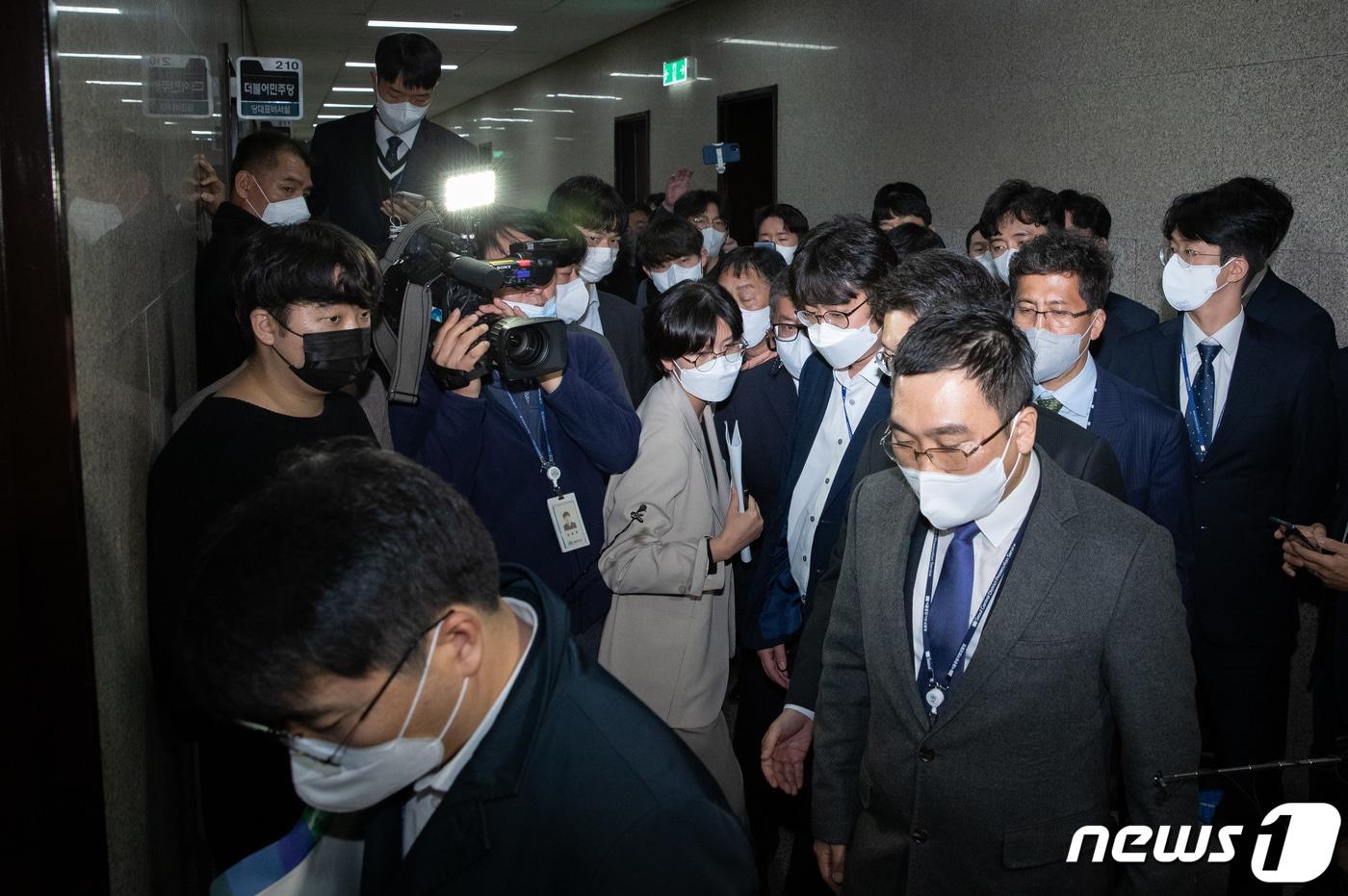 본문 이미지 - 검찰 관계자들이 9일 오후 서울 여의도 국회에 위치한 정진상 더불어민주당 당대표 정무조정실장 사무실 압수수색을 하기 위해 들어서고 있다. 2022.11.9/뉴스1 ⓒ News1 이재명 기자