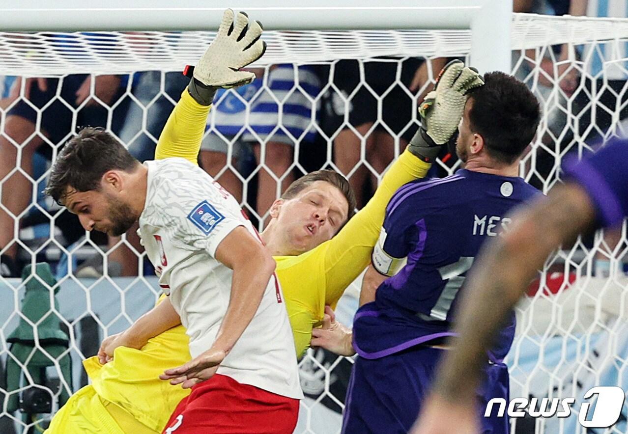 본문 이미지 - 폴란드 골키퍼 슈체스니가 30일 저녁(현지시간) 카타르 도하 스타디움974에서 열린 2022카타르 월드컵 조별리그 C조 3차전 폴란드와 아르헨티나의 경기 전반전에서 아르헨티나 리오넬 메시와 공중볼 경합 중 파울을 범하고 있다. 비디오판독 결과 페널티킥이 선언됐고 키커로 나선 메시는 득점에 성공하지 못했다. 2022.12.1/뉴스1 ⓒ News1 이동해 기자