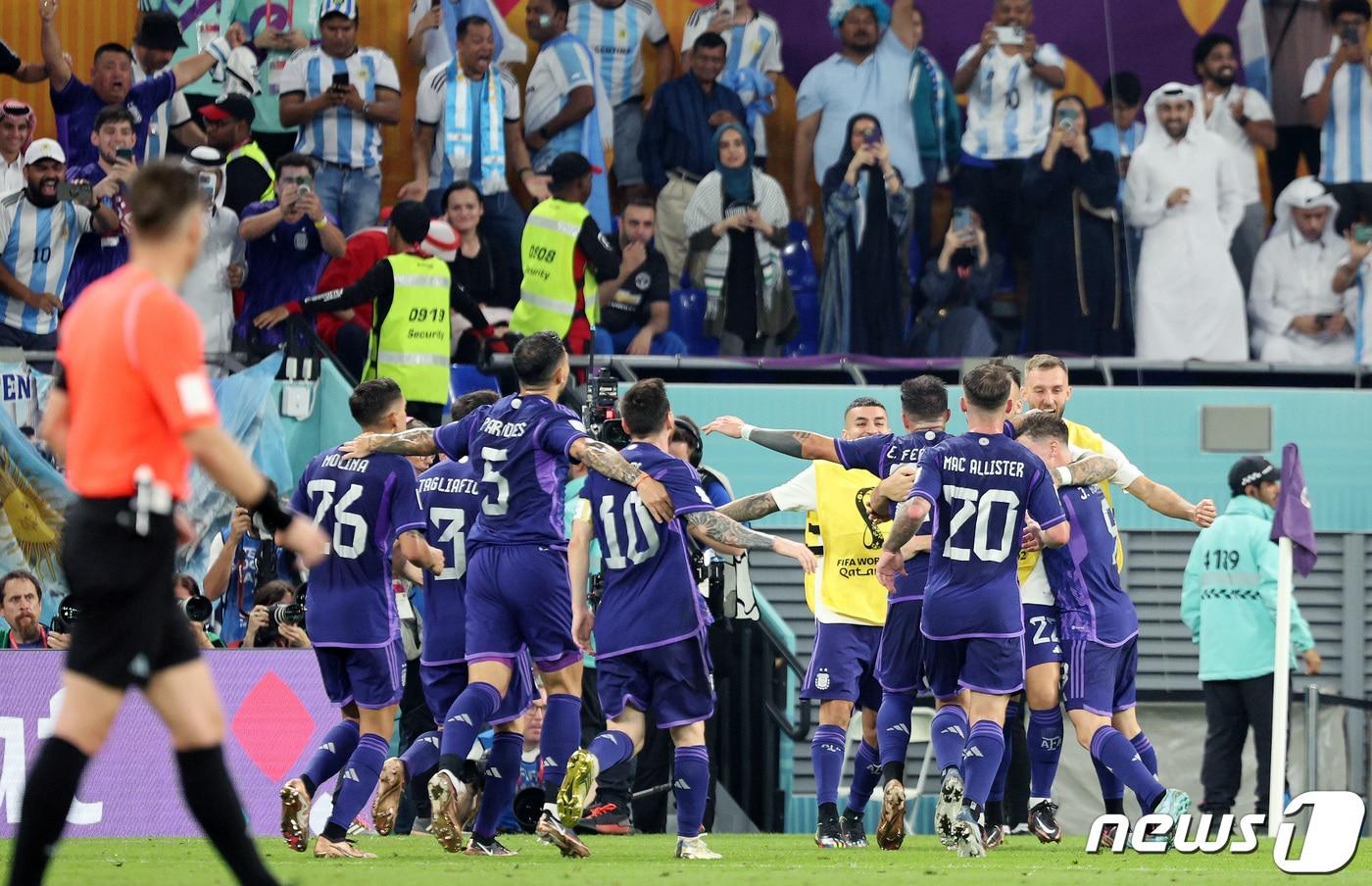 아르헨티나 알바레스가 30일 저녁(현지시간) 카타르 도하 스타디움974에서 열린 2022카타르 월드컵 조별리그 C조 3차전 폴란드와 아르헨티나의 경기 후반전에서 추가골을 넣은 뒤 동료들과 기쁨을 나누고 있다. 2022.12.1/뉴스1 ⓒ News1 이동해 기자