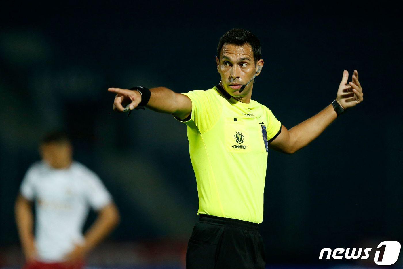 파쿤도 테요 주심 ⓒ AFP=뉴스1