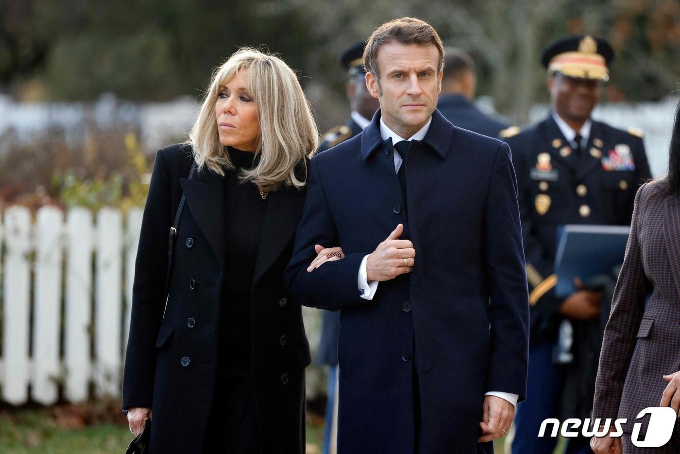 30일(현지시간) 에마뉘엘 마크롱 프랑스 대통령과 브리짓 마크롱 여사가 미국 버지니아주 알링턴에 위치한 국립묘지에 들어서고 있다. ⓒ AFP=뉴스1 ⓒ News1 김성식 기자