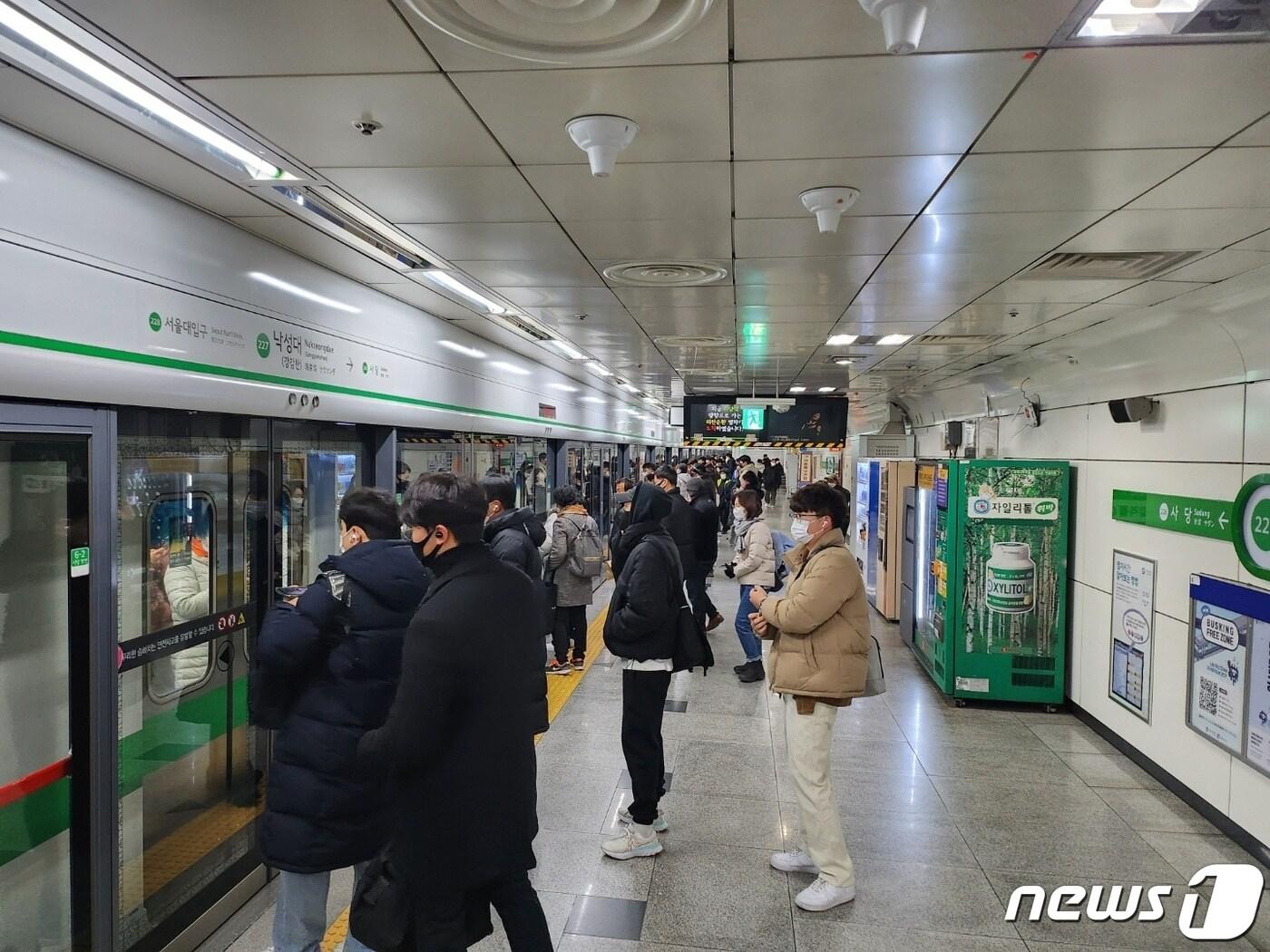 본문 이미지 - 1일 오전 2호선 낙성대 역 승강장에서 시민들이 지하철을 기다리고 있다 ⓒ News1 한병찬기자