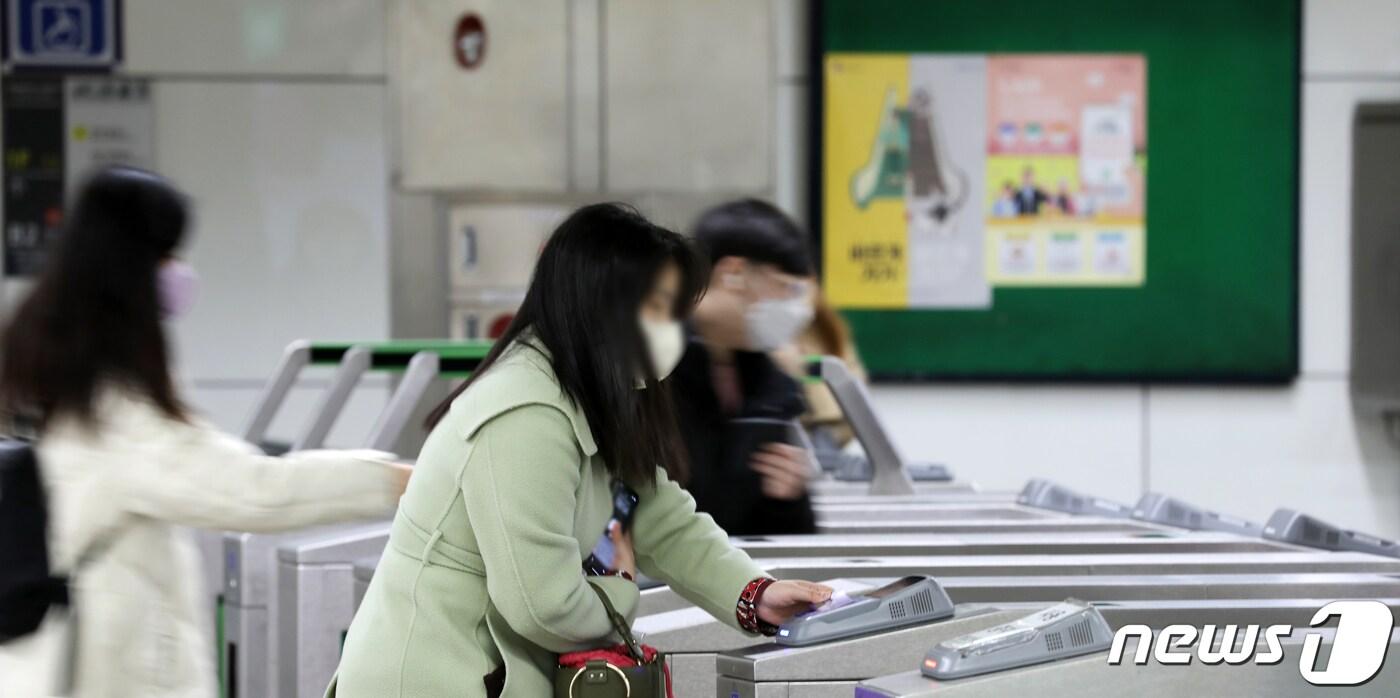 지난 1일 오전 서울 종로구 지하철 5호선 광화문역에서 시민들이 발걸음을 옮기고 있다.  ⓒ News1 이승배 기자