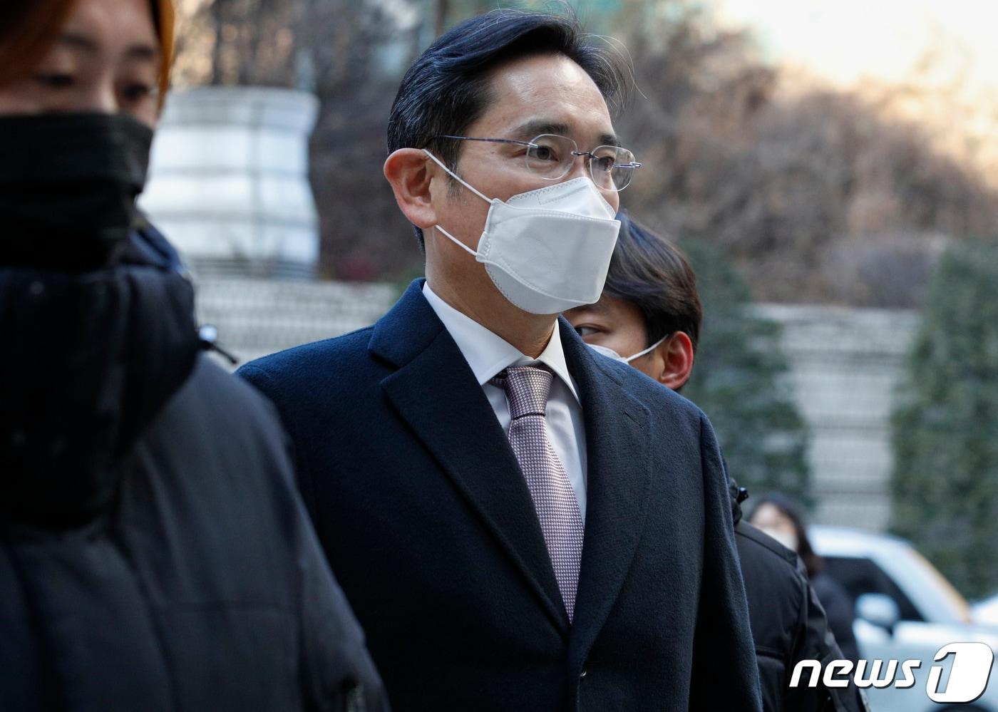 이재용 삼성전자 회장이 1일 오전 서울 서초구 서울중앙지방법원에서 열린 회계 부정·부당 합병 혐의 관련 공판에 출석하고 있다. 2022.12.1/뉴스1 ⓒ News1 김도우 기자