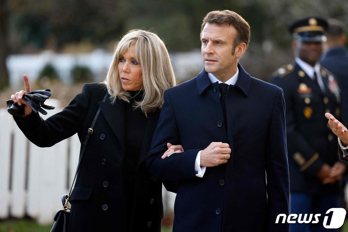 본문 이미지 - 에마뉘엘 마크롱 프랑스 대통령과 부인 브리지트 여사. ⓒ AFP=뉴스1