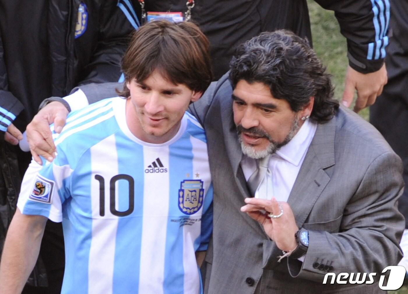 본문 이미지 - 축구선수 리오넬 메시&#40;좌&#41;와 고&#40;故&#41; 디에고 마라도나. ⓒ AFP=뉴스1 ⓒ News1 권진영 기자