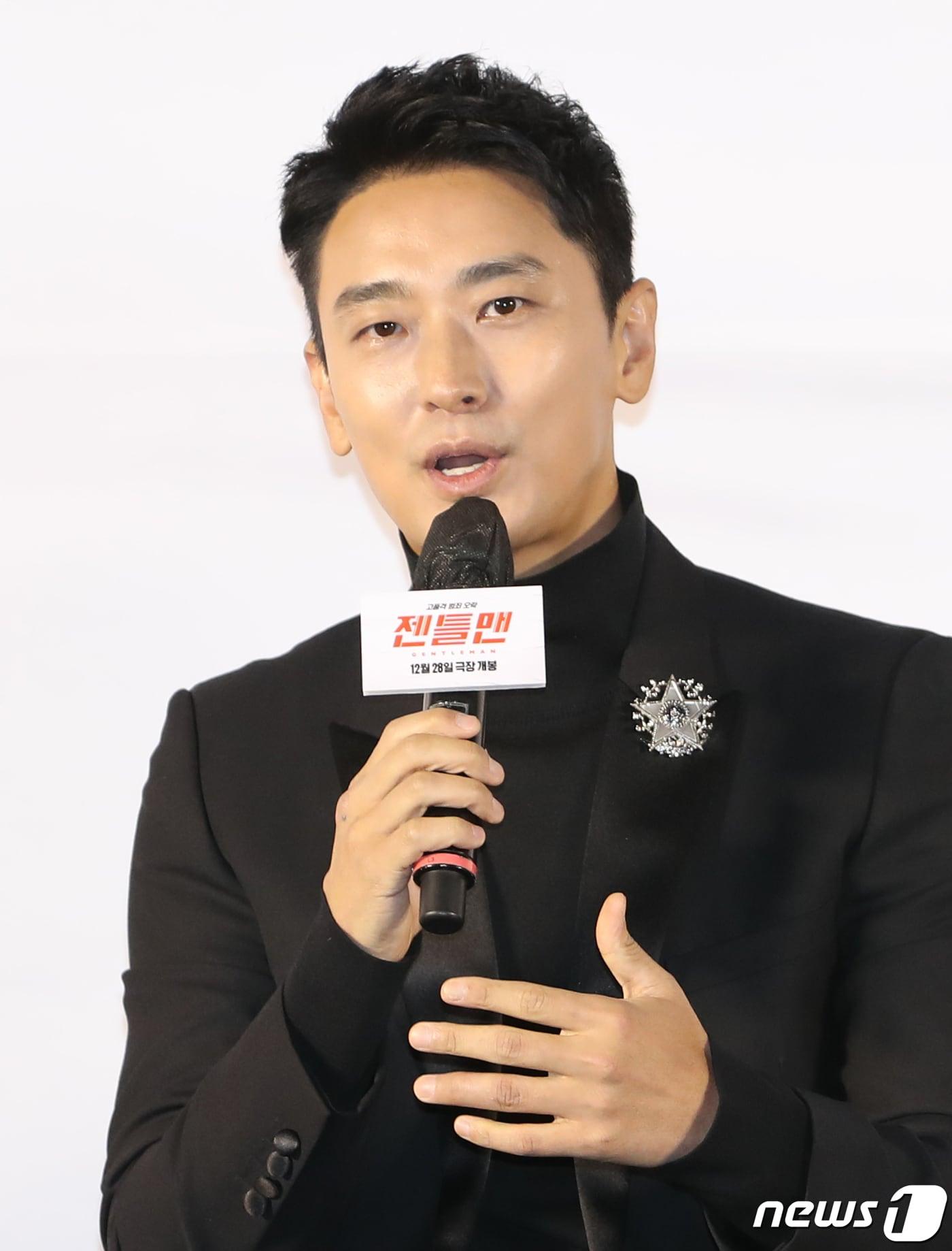 본문 이미지 - 배우 주지훈이 1일 서울 성동구 메가박스 성수에서 열린 영화 '젠틀맨' 제작보고회에서 인사말을 하고 있다. '젠틀맨'은 흥신소 사장 지현수가 실종된 의뢰인을 찾기 위해 검사 행세를 하게 되면서 벌어지는 이야기를 그린 작품이다. 주지훈이 성공률 100% 흥신소 업자 지현수 역을, 박성웅이 검사 출신 로펌 재벌 권도훈 역을 맡았다. 2022.12.1/뉴스1 ⓒ News1 권현진 기자