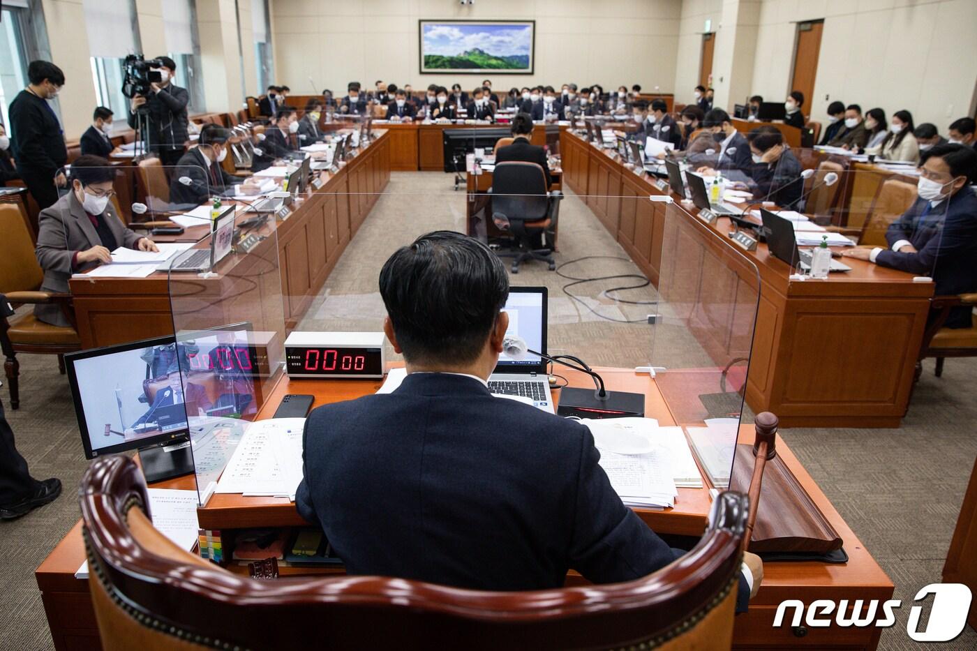 본문 이미지 - 전해철 국회 환경노동위원장이 1일 서울 여의도 국회에서 열린 제400회 국회(정기회) 환경노동위원회 제9차 전체회의에서 의사봉을 두드리고 있다. 2022.12.1/뉴스1 ⓒ News1 유승관 기자