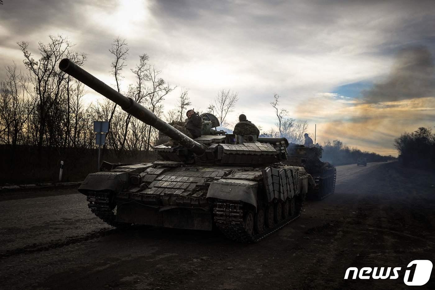 지난해 11월30일(현지시간) 우크라이나 도네츠크의 바크무트에서 병사가 탱크를 타고 러시아 군과 대치하고 있는 전선으로 이동을 하고 있다. ⓒ AFP=뉴스1 ⓒ News1 우동명 기자