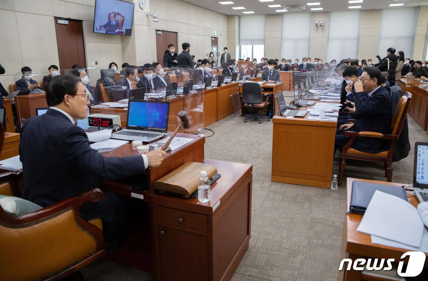 본문 이미지 - 이채익 국회 행정안전위원회 위원장이 1일 오전 서울 여의도 국회에서 열린 행정안전위원회 전체회의에서 의사봉을 두드리고 있다. 2022.12.1/뉴스1 ⓒ News1 이재명 기자