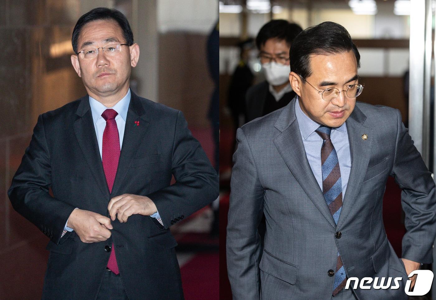 본문 이미지 - 주호영 국민의힘 원내대표(왼쪽)와 박홍근 더불어민주당 원내대표가 1일 서울 여의도 국회에서 열린 김진표 국회의장 주재 여야 원내대표 회동을 마친 후 각각 의장실을 나서고 있다. 2022.12.1/뉴스1 ⓒ News1 유승관 기자