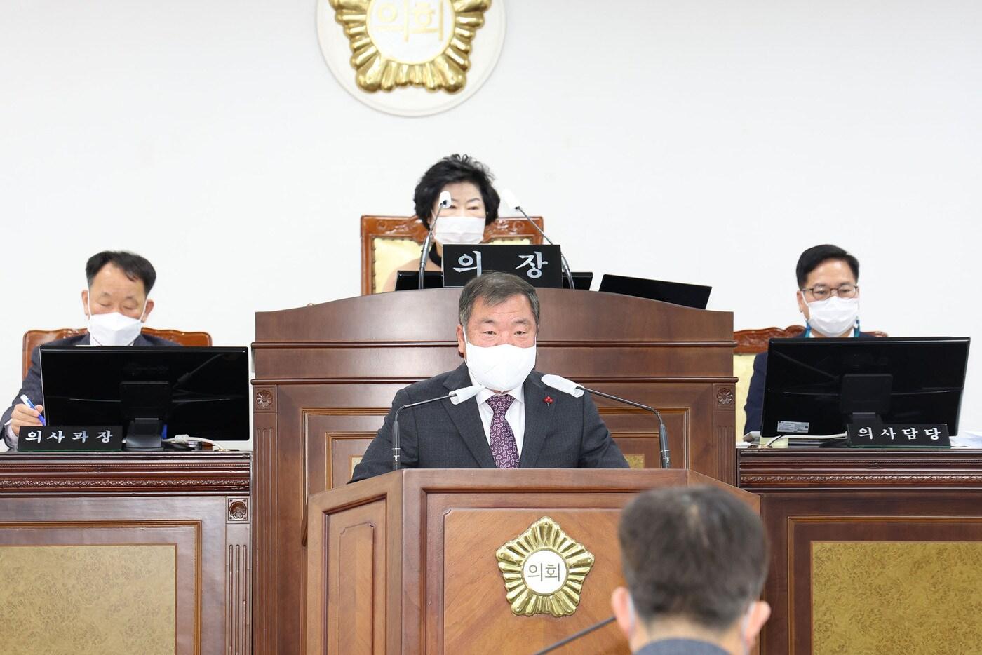 본문 이미지 - 이승화 산청군수가 1일 열린 제287회 산청군의회 제2차 정례회 본회의에서 2023년도 시정연설을 하고 있다(산청군 제공)