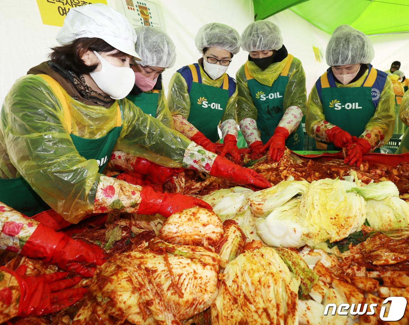 본문 이미지 -  '제16회 S-OIL과 함께하는 사랑의 김장 나눔' 행사에서 자원봉사자들이 김장을 담그고 있다.  2022.12.1 ⓒ 뉴스1 윤일지 기자