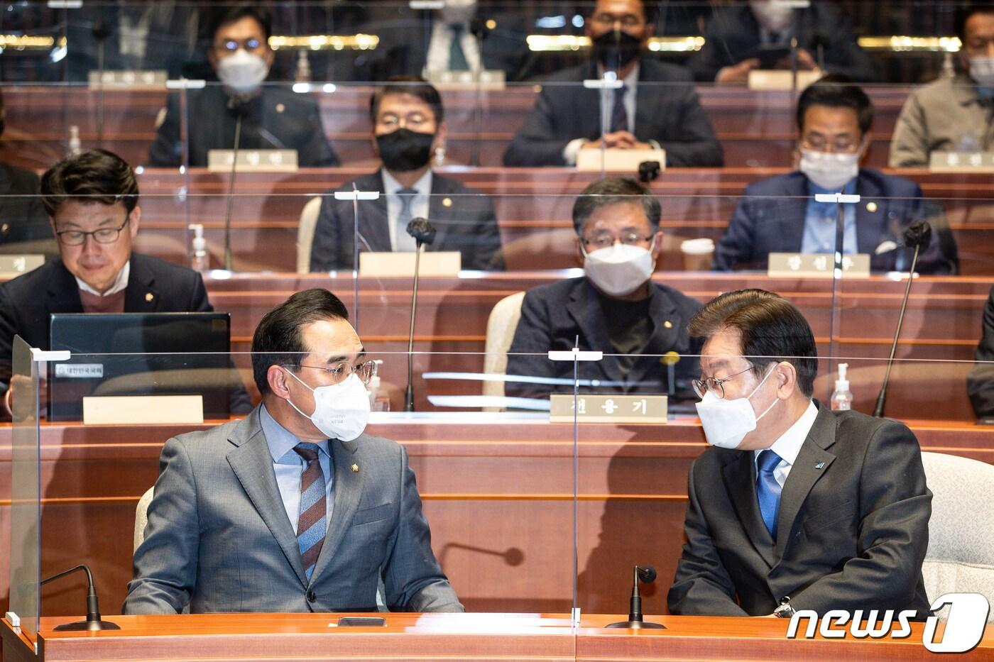 본문 이미지 - 이재명 더불어민주당 대표(오른쪽)와 박홍근 원내대표가 1일 서울 여의도 국회에서 열린 의원총회에서 대화를 나누고 있다. 2022.12.1/뉴스1 ⓒ News1 유승관 기자