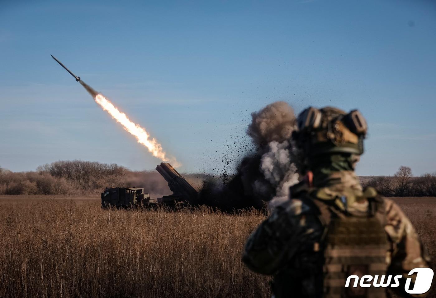 본문 이미지 - 러시아의 우크라이나 침공이 계속되는 가운데 29일(현지시간) 우크라이나 도네츠크주에서 우크라이나 군이 다연장로켓포를 발사하고 있다. ⓒ 로이터=뉴스1