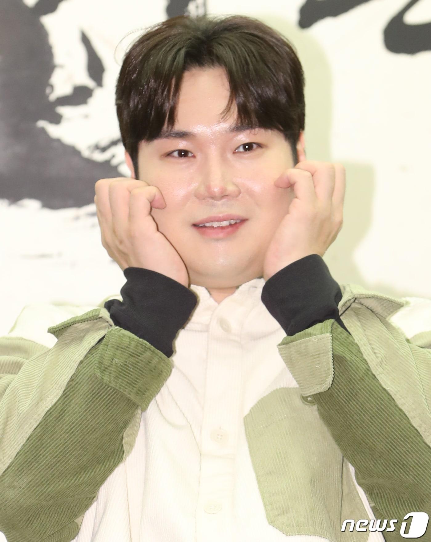 본문 이미지 - 가수 유재환이 1일 서울 마포구 스탠포드호텔코리아에서 진행된 ENA 새 예능 '효자촌' 제작발표회에서 포즈를 취하고 있다. '효자촌'은 오로지 효를 위해 만들어진 가상의 공간 효자촌에 입성한 효도 5인방이 각자의 부모와 동거하면서 효를 실천하는 모습을 담는 효도 버라이어티다. 2022.12.1/뉴스1 ⓒ News1 권현진 기자