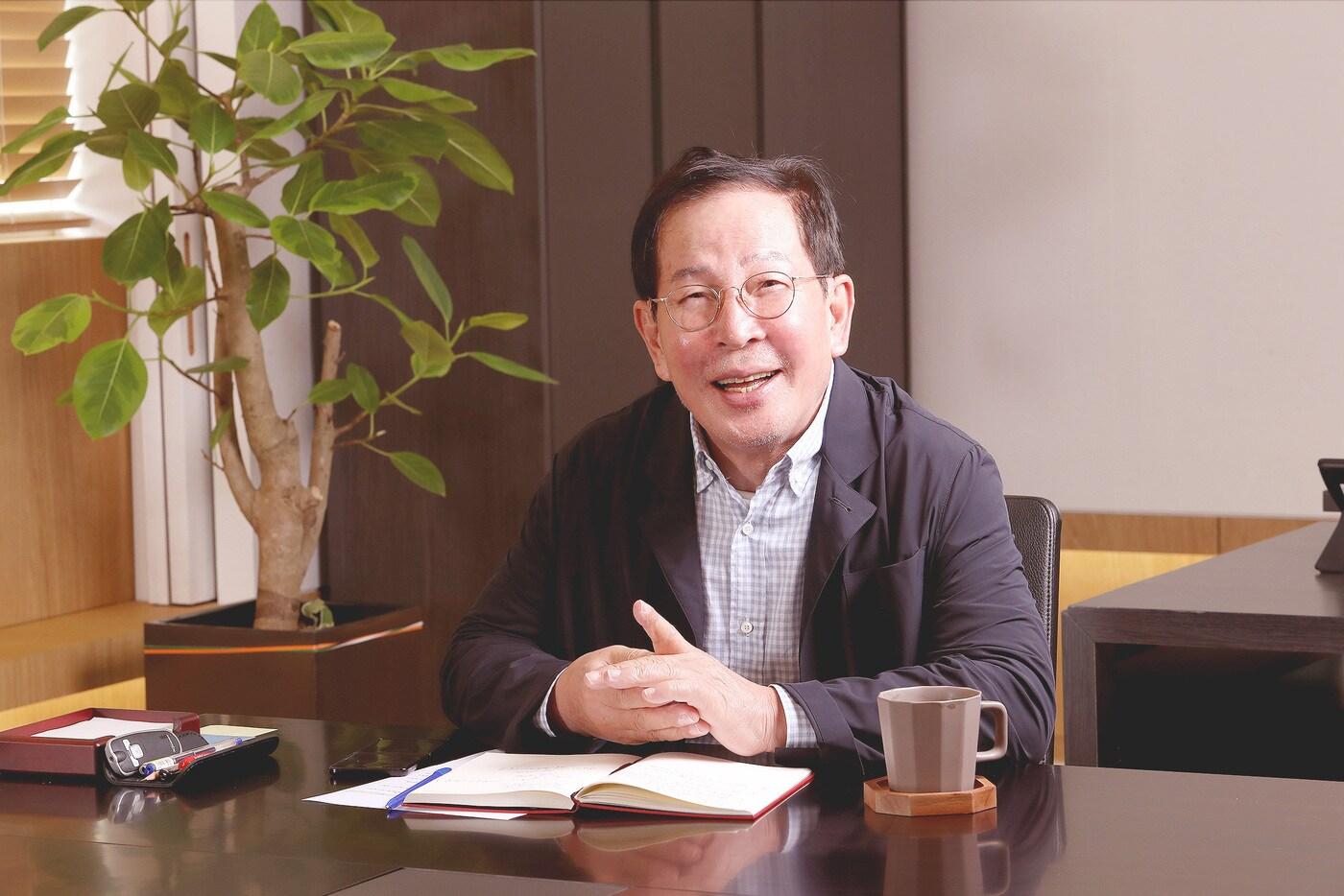 본문 이미지 - 권원강 교촌에프앤비 회장.(교촌에프앤비 제공)