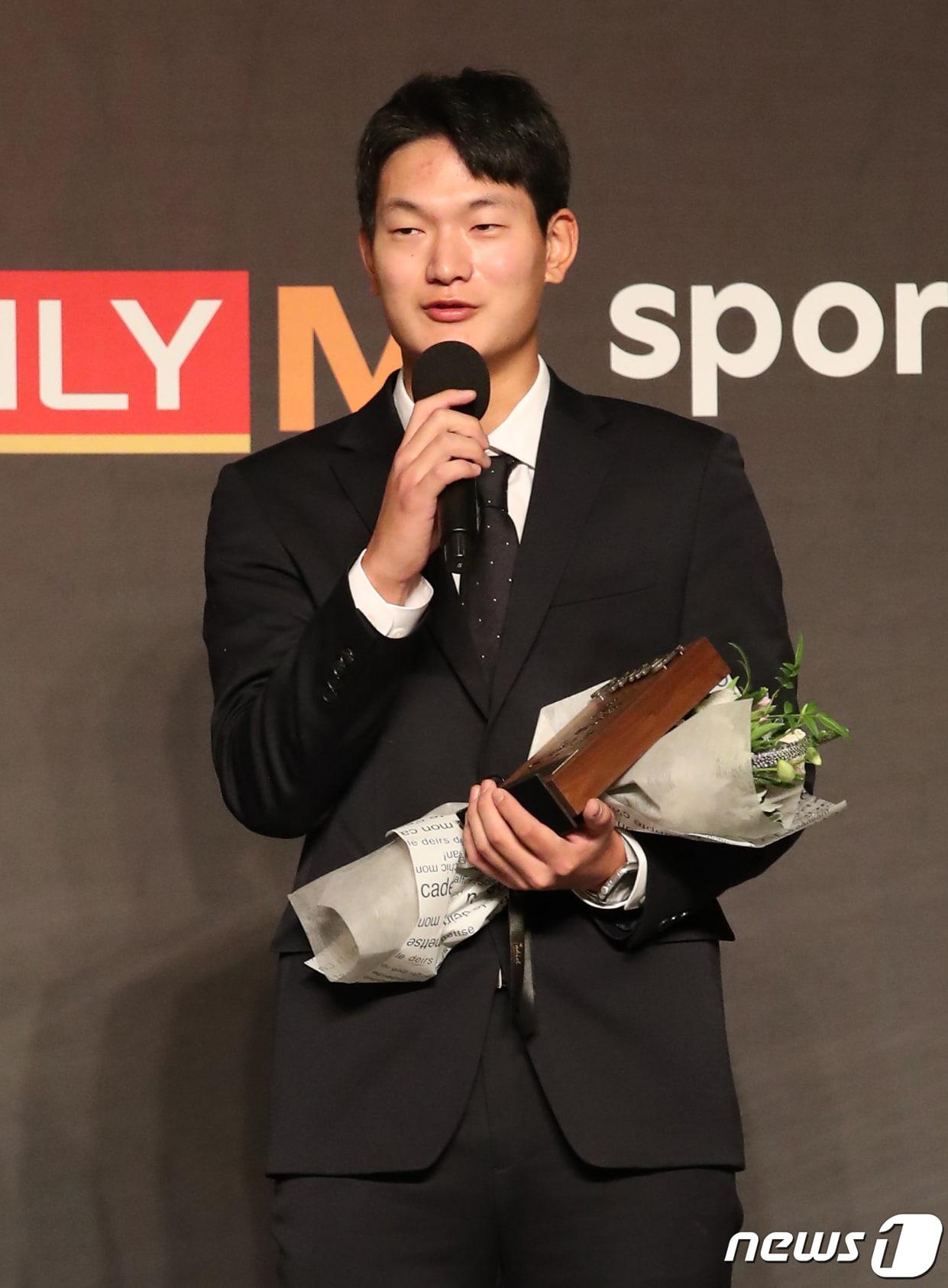 본문 이미지 - 한화이글스 김서현이 1일 오전 서울 서대문구 스위스그랜드호텔에서 열린 '2022 조아제약 프로야구대상' 시상식에서 소감을 밝히고 있다. (일간스포츠 제공) 2022.12.1/뉴스1