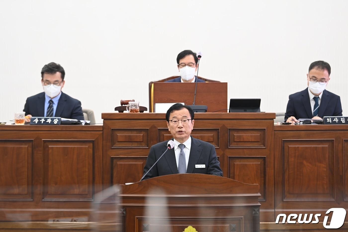 본문 이미지 - 이현재 시장이 시정연설을 통해 내년도 시정계획과 본예산 편성 방향을 설명하고 있다.(하남시 제공)