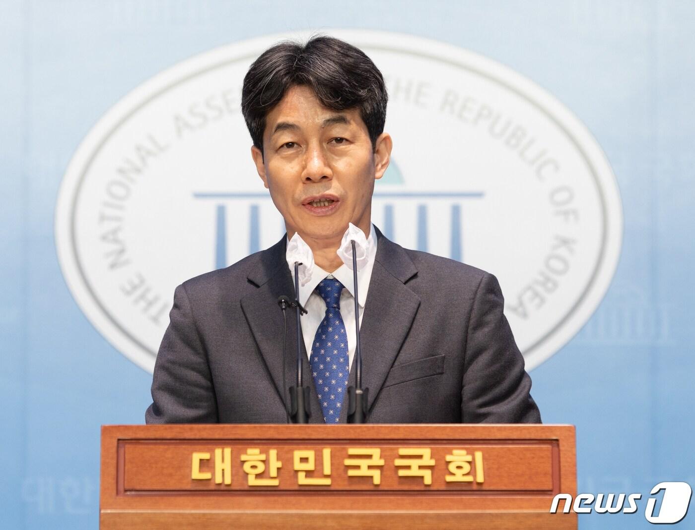 본문 이미지 - 윤건영 더불어민주당 의원이 1일 오후 서울 여의도 국회 소통관에서 기자회견을하고 있다. 2022.12.1/뉴스1 ⓒ News1 이재명 기자