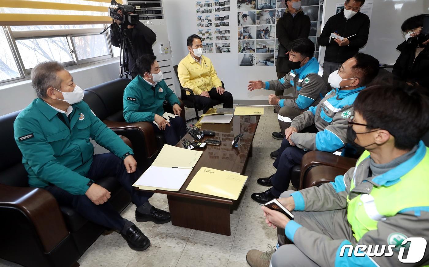본문 이미지 - 이상민 행정안전부 장관과 원희룡 국토교통부 장관이 1일 오후 인천시 중구 삼표시멘트 인천사업소를 찾아 화물연대 파업에 따른 운영 차질 상황을 청취하고 있다. 이 업체는 화물연대 파업으로 시멘트 수송이 끊기면서 시멘트 제품 제조·포장에 차질을 빚고 있다. (공동취재) 2022.12.1/뉴스1 ⓒ News1 정진욱 기자