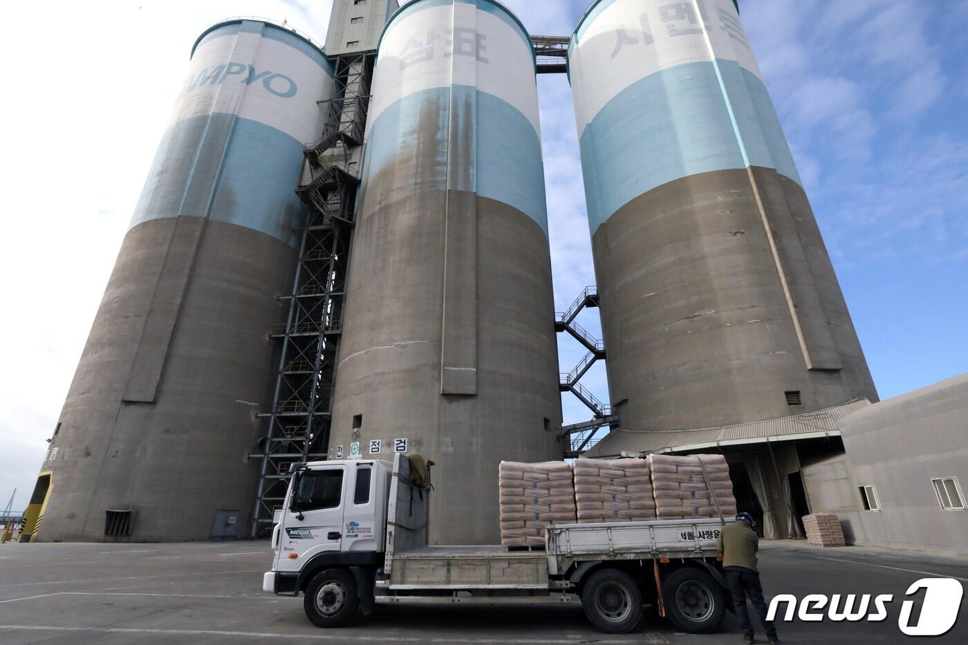 1일 오후 인천시 중구 삼표시멘트 인천사업소 내 시멘트 저장탱크(자료사진) 2022.12.1/뉴스1 ⓒ News1 정진욱 기자