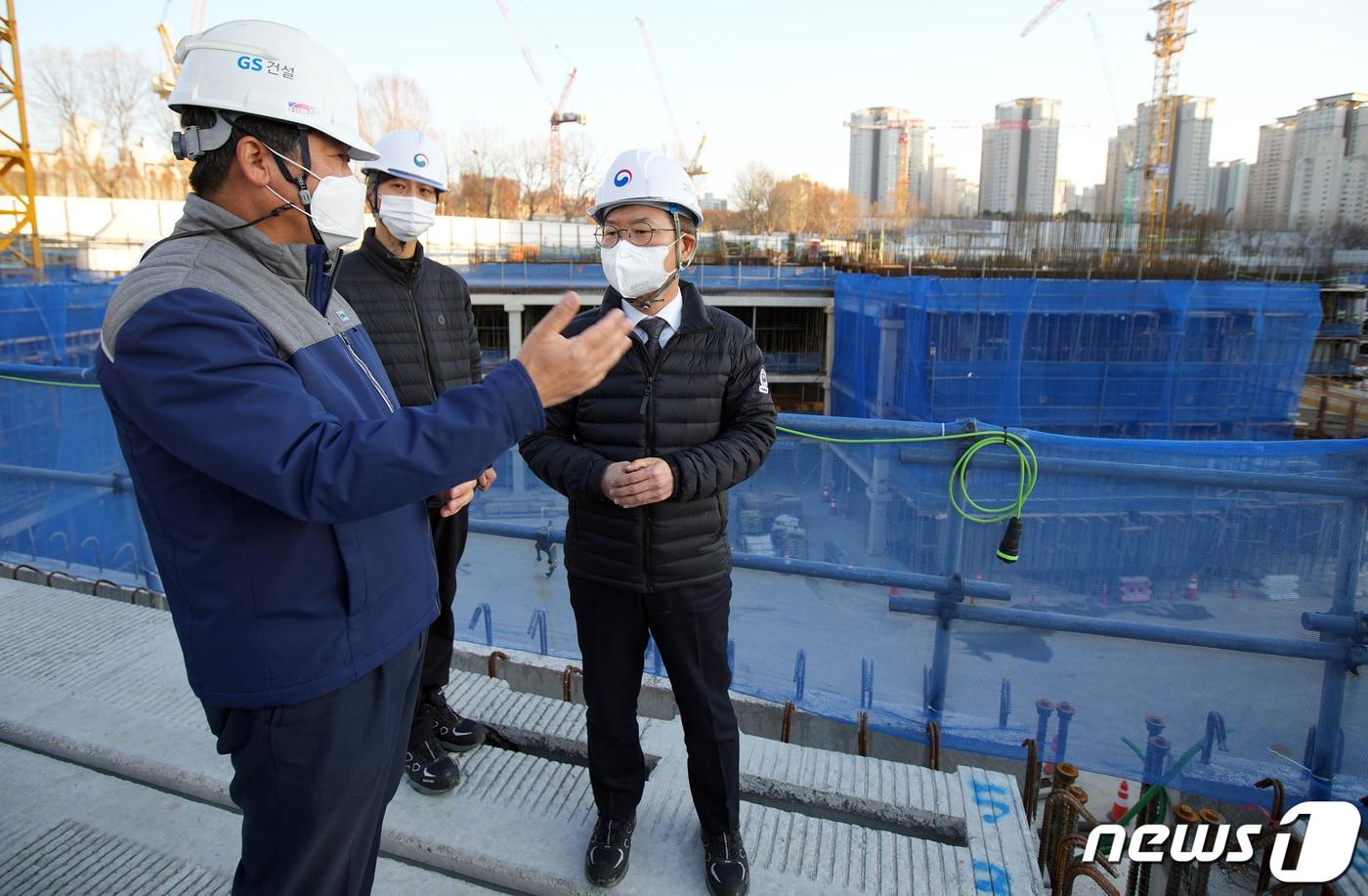 이정식 고용노동부 장관이 1일 오후 서울 서초구 신반포4지구 재건축 정비 사업현장을 방문, 화물연대 파업으로 인한 생산·작업 차질 등 현장의 어려움을 청취하고 있다. (고용노동부 제공) 2022.12.1/뉴스1