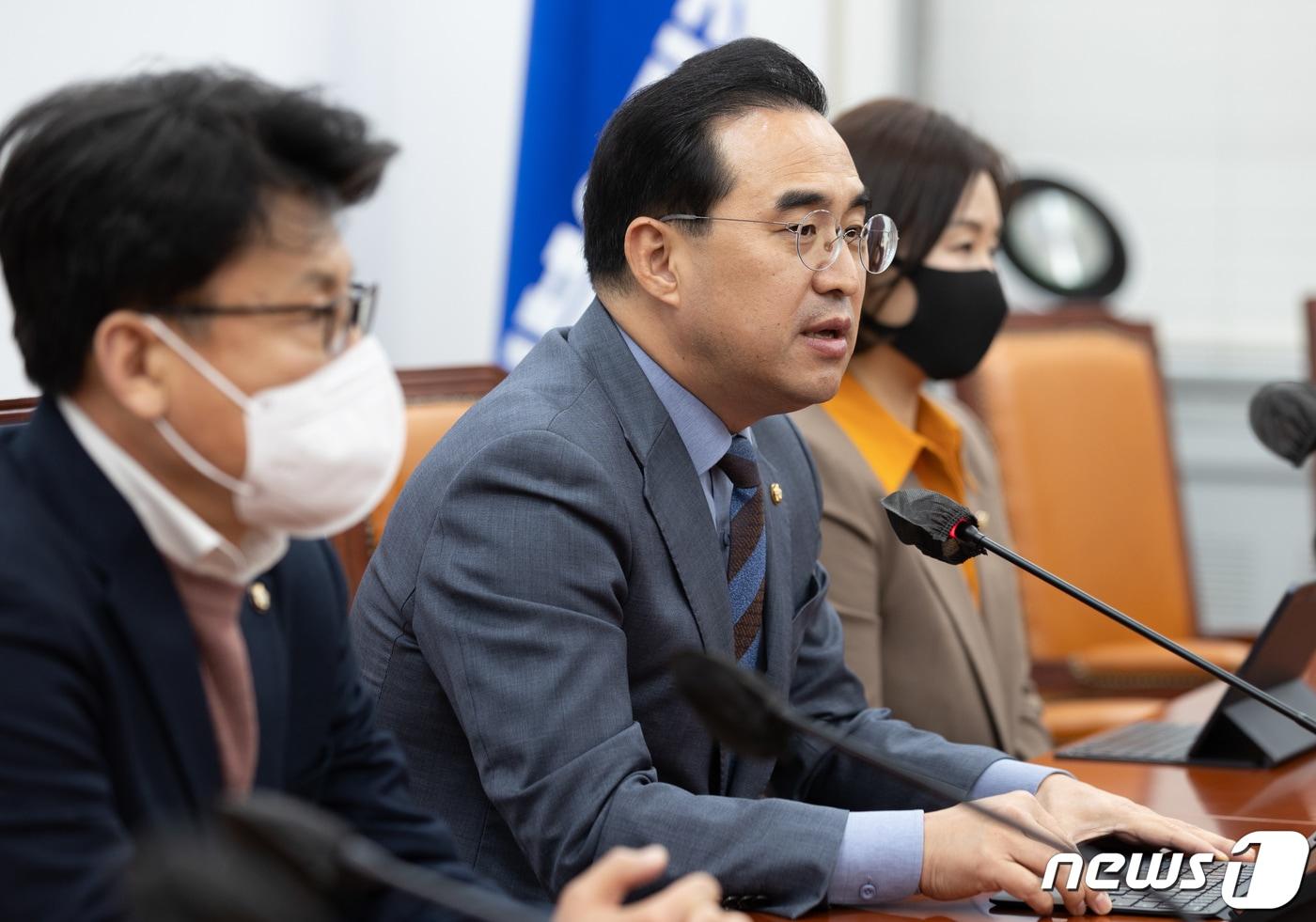 본문 이미지 - 박홍근 더불어민주당 원내대표가 1일 오후 서울 여의도 국회에서 열린 기자간담회에서 발언을 하고 있다. 2022.12.1/뉴스1 ⓒ News1 이재명 기자