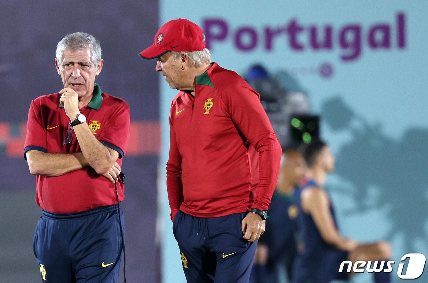 페르난도 산토스 포르투갈 축구대표팀 감독이 1일 오후(현지시간) 카타르 알샤하니야 스포츠클럽에 마련된 훈련장에서 코칭스태프와 대화를 나누고 잇다. 2022.12.1/뉴스1 ⓒ News1 이동해 기자