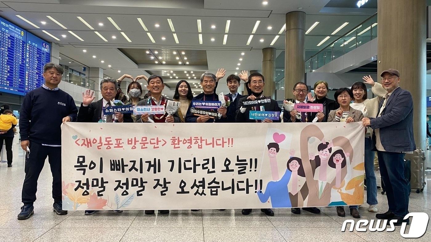 본문 이미지 - 2022년 10월 25일~28일, 시민단체가 주최한 재일동포 초청행사 '동행'에 참가하기 위해 공항에서 만난 이철, 강종헌 선생들과 한통련 활동가들. 단체들은 평범한 회원들과 활동가들로 이루어진 '의전팀'을 꾸려 3박4일 내내 선생들과 동행했다. (사진제공 몽당연필)