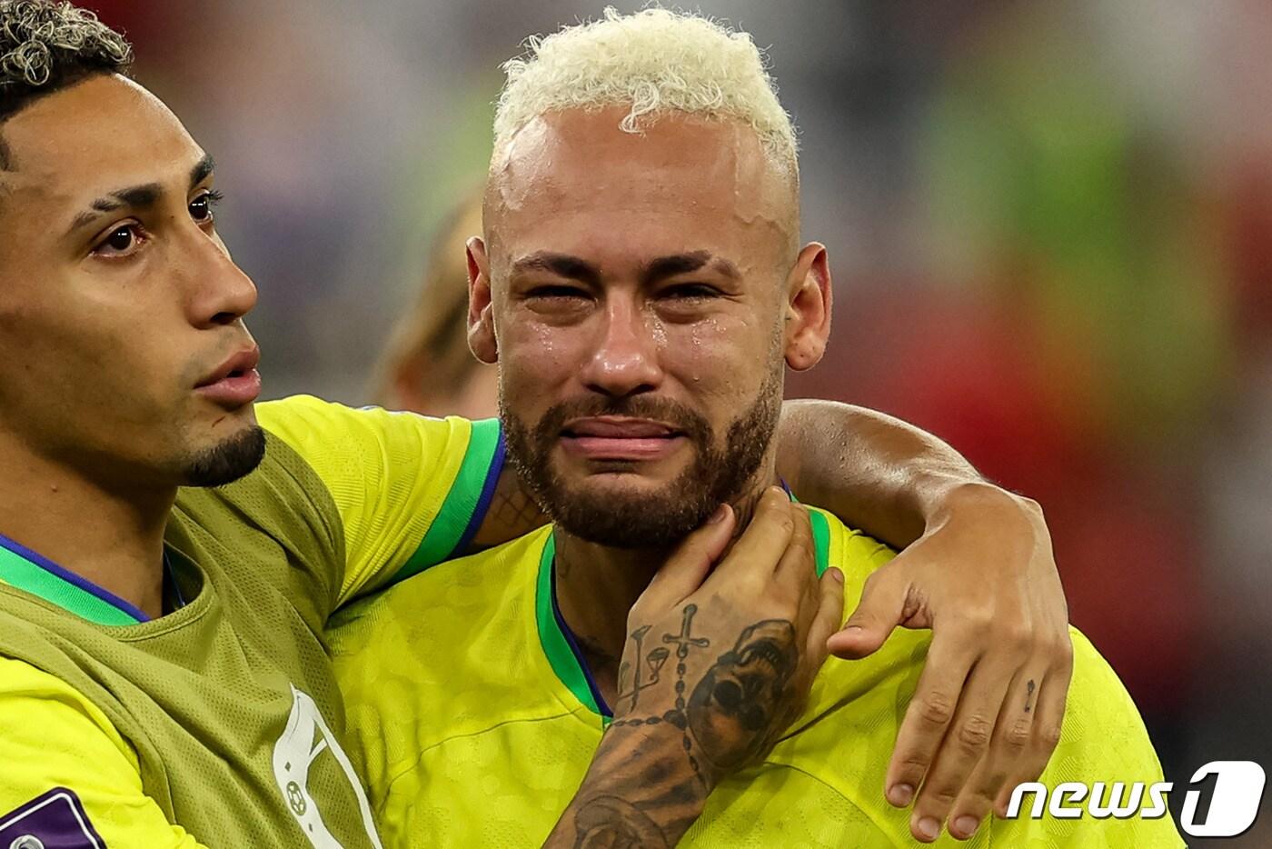 10일(한국시간) 열린 브라질과 크로아티아의 2022 카타르월드컵 8강전 경기에서 브라질이 크로아티아에 연장 접전 끝에 1-1 무승부를 기록, 이어진 승부차기에서 2-4로 패하며 4강 진출에 실패했다. 브라질 대표팀의 에이스 네이마르(왼쪽, 파리 생제르맹)가 경기 패배 후 한참 동안 뜨거운 눈물을 흘리며 경기장을 떠나지 못했다. ⓒ AFP=뉴스1 ⓒ News1 이유진 기자