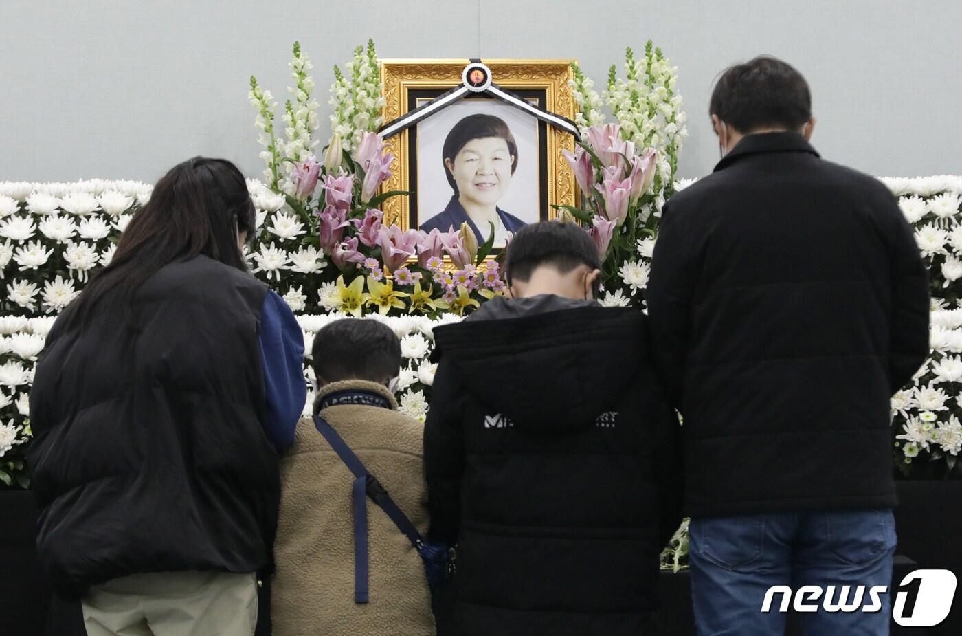 본문 이미지 - 10일 오후 울산시교육청 외솔회의실에 마련된 고(故) 노옥희 울산교육감 분향소를 찾은 조문객들이 묵념하고 있다. 2022.12.10/뉴스1 ⓒ News1 윤일지 기자