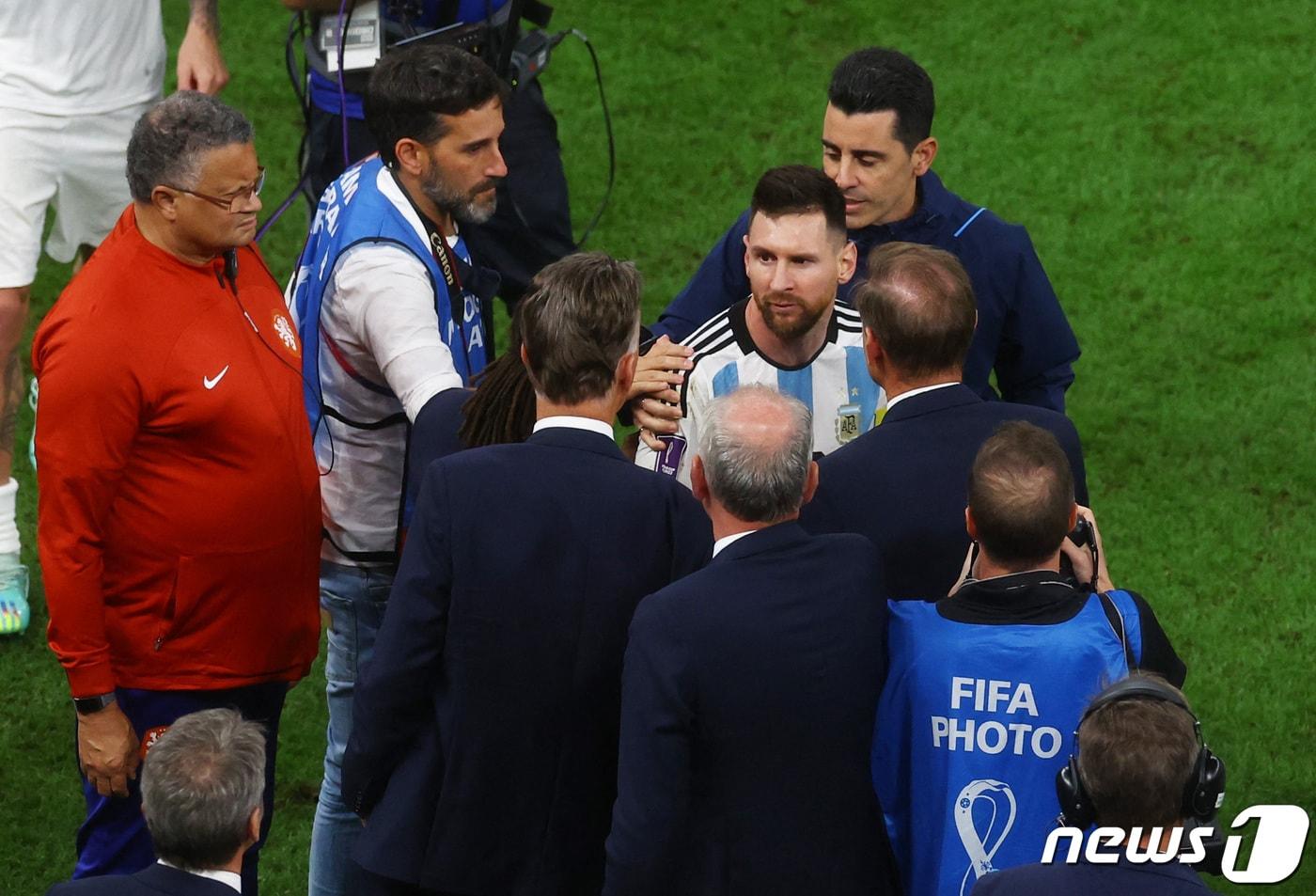 리오넬 메시와 루이 판 할 감독이 10일(한국시간) 열린 2022 카타르 월드컵 8강 네덜란드-아르헨티나전에서 신경전을 벌이고 있다. ⓒ 로이터=뉴스1
