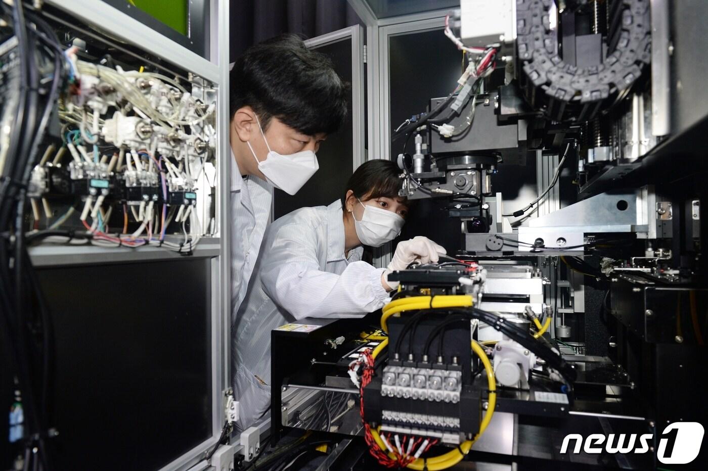 ETRI 연구진이 세계 최초로 개발한 마이크로 LED 동시 전사·접합 공정을 수행하고 있다. (ETRI 제공) /뉴스1