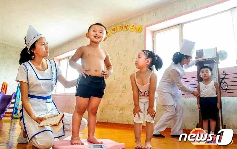 본문 이미지 - (평양 노동신문=뉴스1) = 북한은 지난 2022년 "탁월한 수령의 영도 밑에 민족사적 사변들을 아로새긴 위대한 승리의 해"라며 그 중에서도 "위대한 당의 후대사랑의 힘에 떠받들려 혁명이 전진하고 조국이 강해지고 있다"라고 선전했다. [국내에서만 사용가능. 재배포 금지. DB 금지. For Use Only in the Republic of Korea. Redistribution Prohibited] rodongphoto@news1.kr