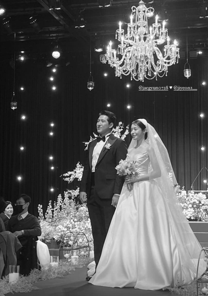 본문 이미지 - 황재균(왼쪽)과 지연(효민 SNS 갈무리)