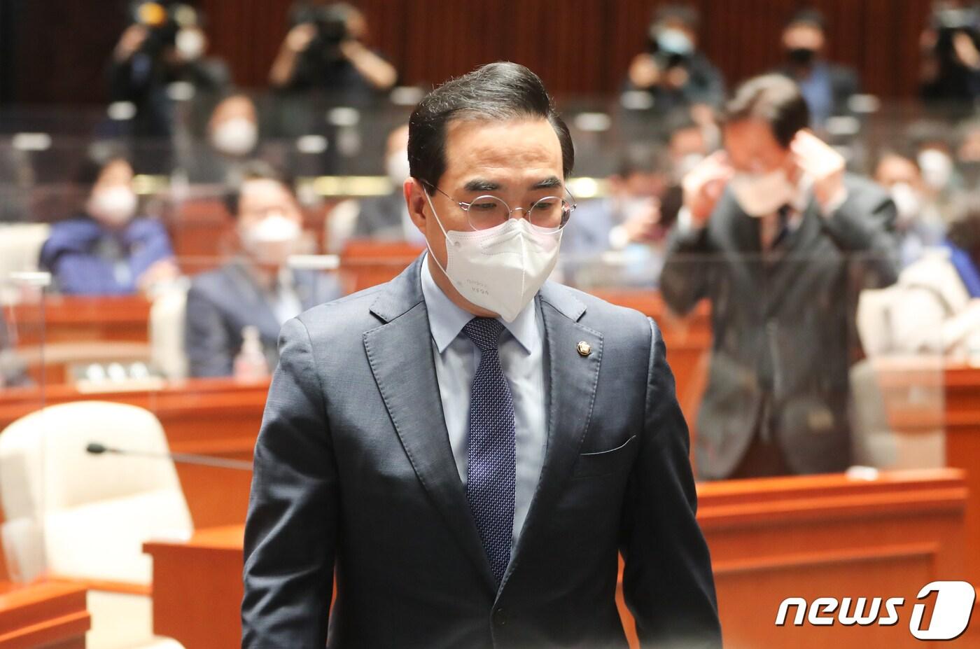 본문 이미지 - 박홍근 더불어민주당 원내대표가 11일 서울 여의도 국회에서 열린 의원총회에서 모두 발언을 하기 위해 발언대로 향하고 있다. 2022.12.11/뉴스1 ⓒ News1 허경 기자
