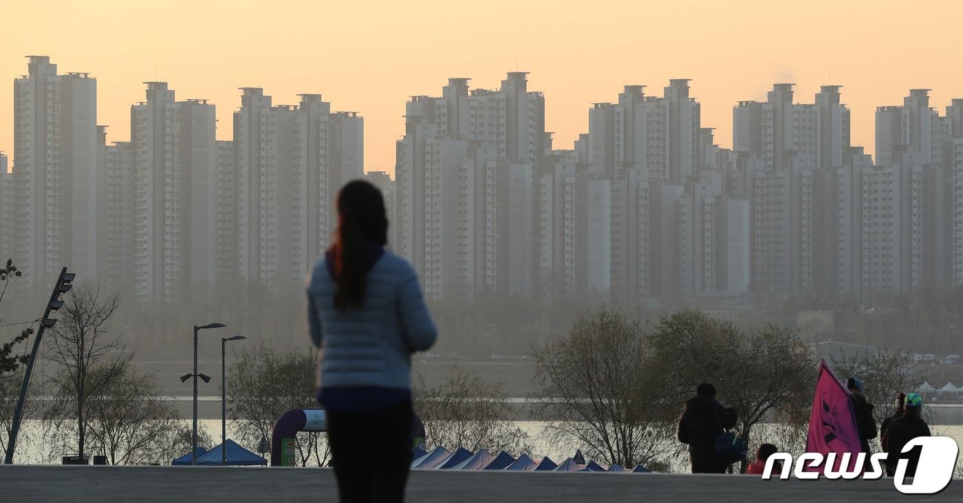 사진은 11일 서울 광진구 뚝섬한강시민공원에서 바라본 아파트 모습. 2022.12.11/뉴스1 ⓒ News1 송원영 기자