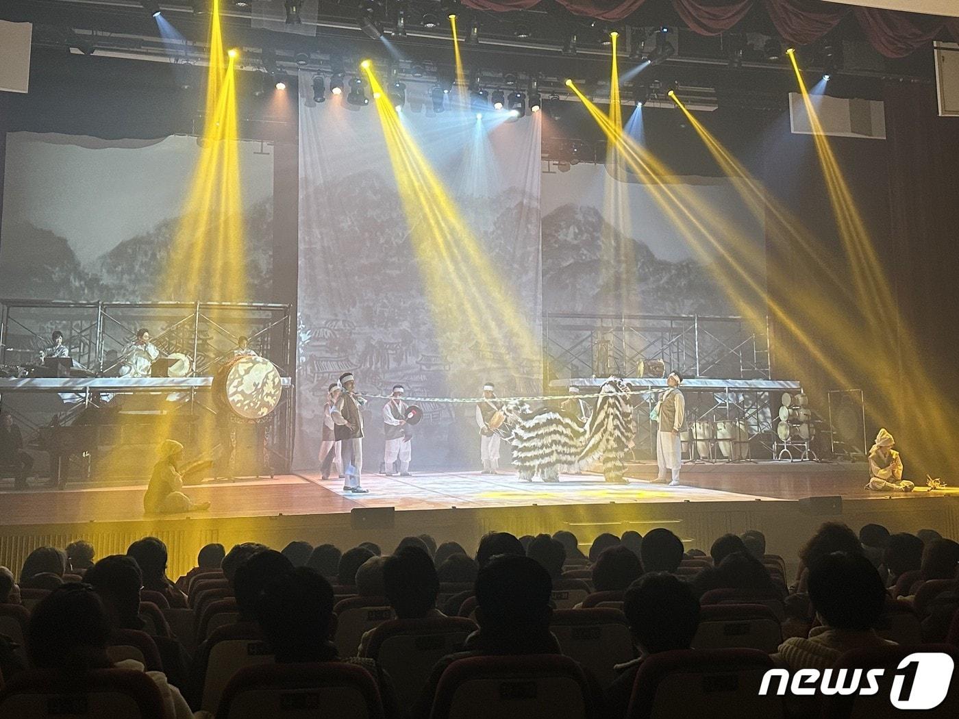 본문 이미지 - 자유를 위해 목숨을 걸고 싸운 노비들의 이야기가 연희극으로 만들어져 눈길을 끌고 있다. 사진은 사물놀이 몰개의 '별초' 공연 모습.2022.12.11/뉴스1