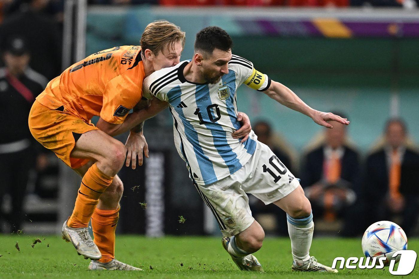 아르헨티나 리오넬 메시(오른쪽)가 네덜란드와 경기에서 드리블을 하고 있다.ⓒ AFP=뉴스1