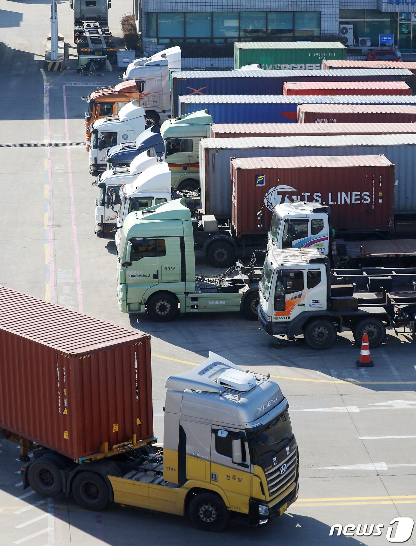 본문 이미지 - 민주노총 공공운수노조 화물연대본부&#40;화물연대&#41;가 총파업을 철회한지 이틀째를 맞는 11일 경기 의왕시 내륙컨테이너기지&#40;ICD&#41;에서 화물차량이 운행에 나서고 있다. /뉴스1 ⓒ News1 민경석 기자
