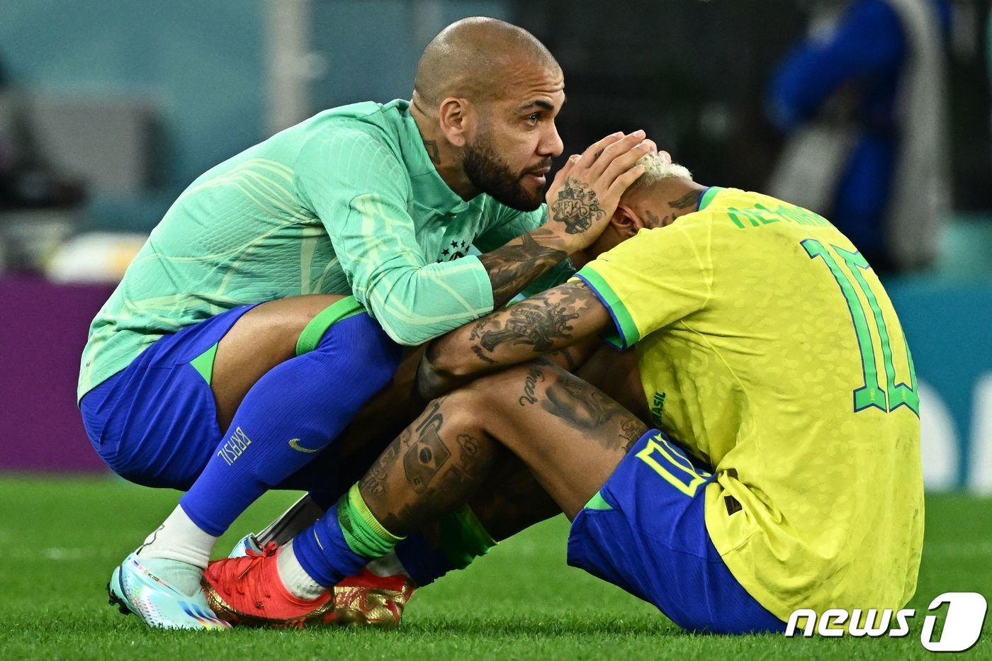 2022 카타르 월드컵 8강전에서 패배한 뒤 네이마르(오른쪽)를 위로하는 다니 알베스. ⓒ AFP=뉴스1