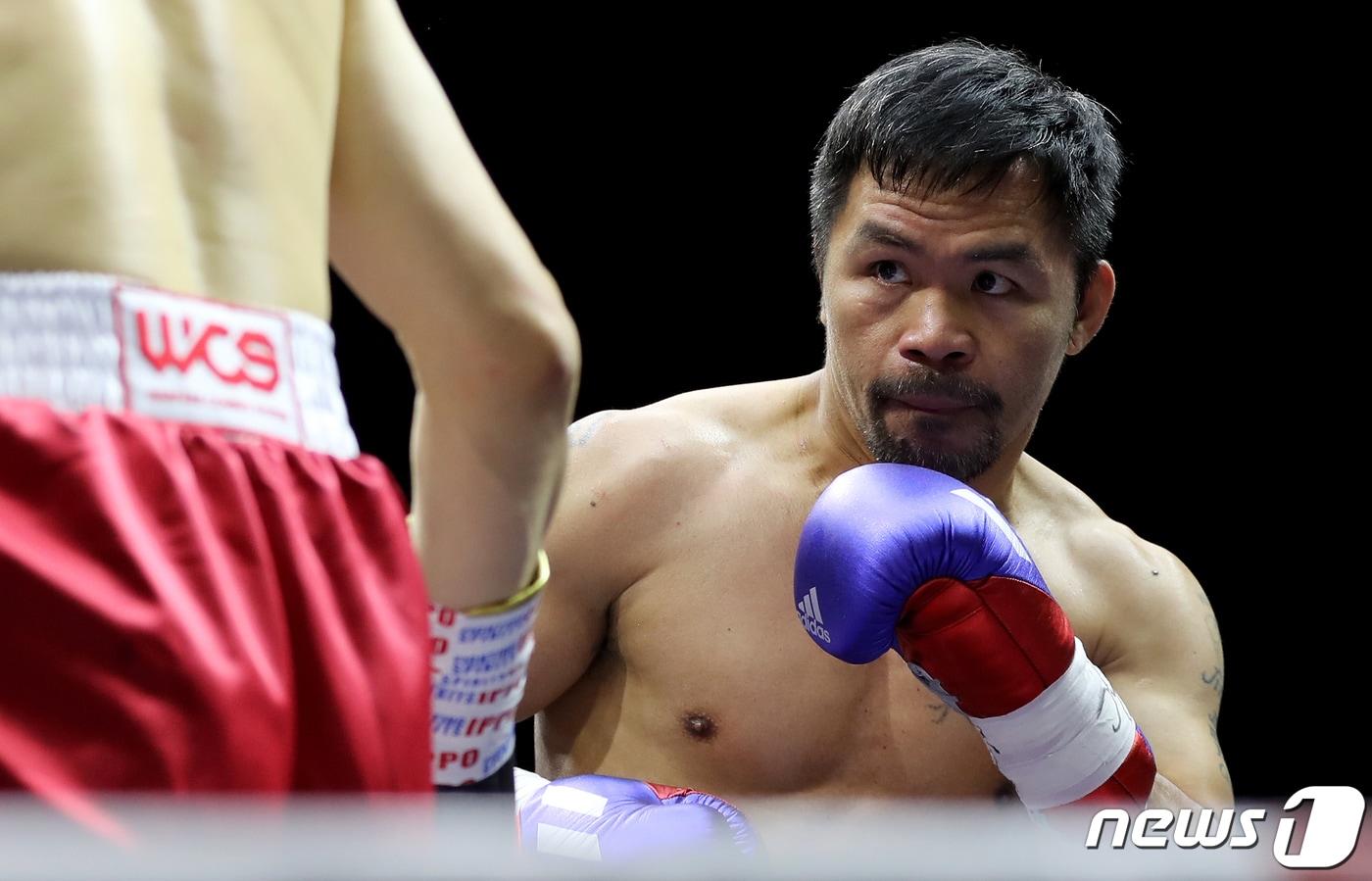 본문 이미지 - 11일 경기 고양시 킨텍스에서 열린 '파퀴아오 VS D.K.Yoo(유대경) 스페셜 매치' 중 파퀴아오가 유대경을 노려보고 있다. 2022.12.11/뉴스1 ⓒ News1 장수영 기자
