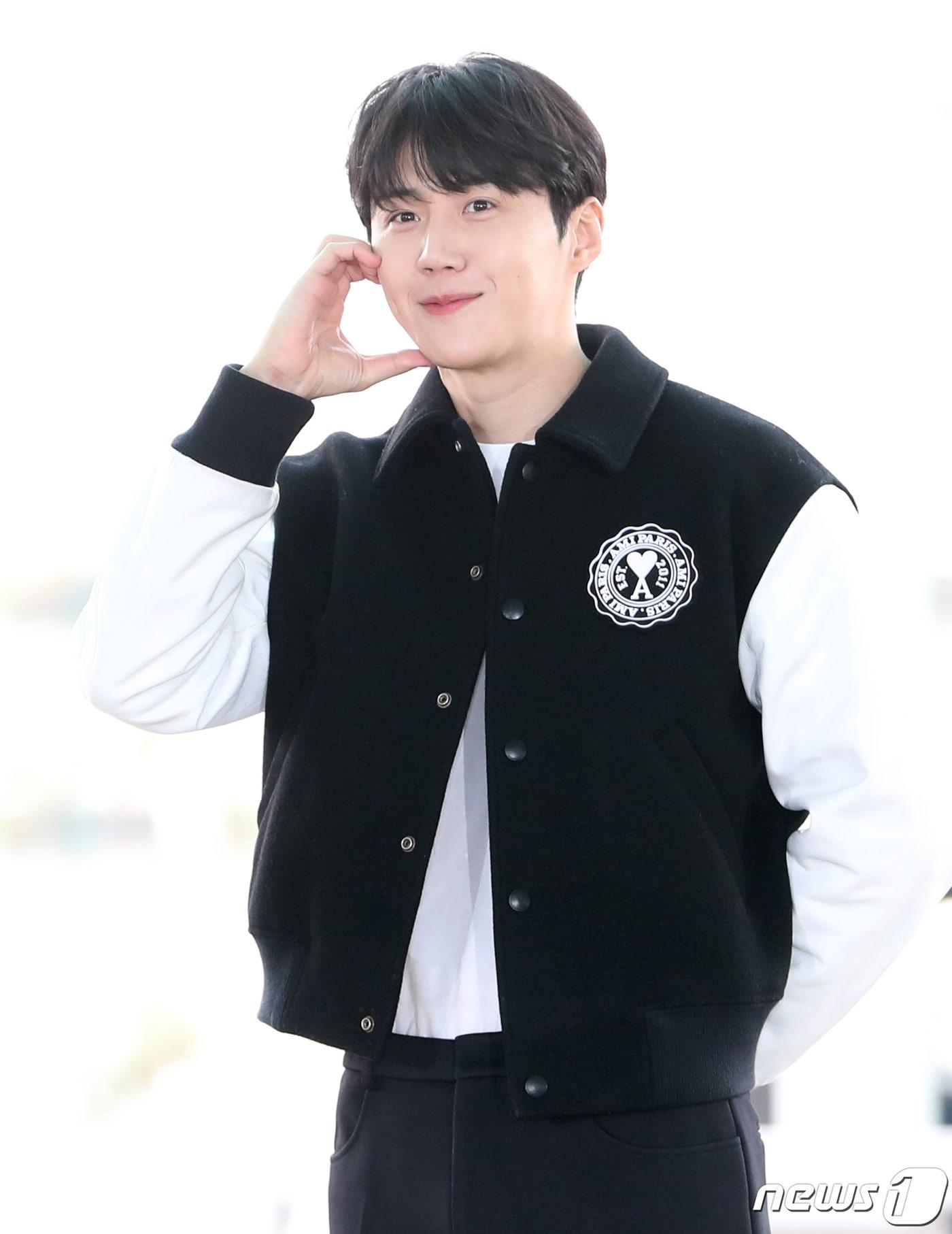 본문 이미지 - 배우 김선호가 안구정화 볼 하트로 시선을 사로잡았다. ⓒ News1 권현진 기자