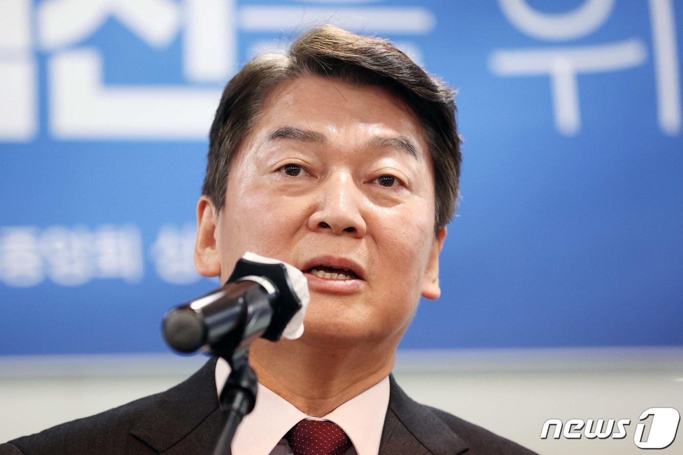 본문 이미지 - 안철수 국민의힘 의원이 12일 서울 영등포구 중소기업중앙회에서 열린 독과점적 플랫폼의 공정 혁신을 위한 제도 개선 토론회에 참석해 축사를 하고 있다. 2022.12.12/뉴스1 ⓒ News1 조태형 기자
