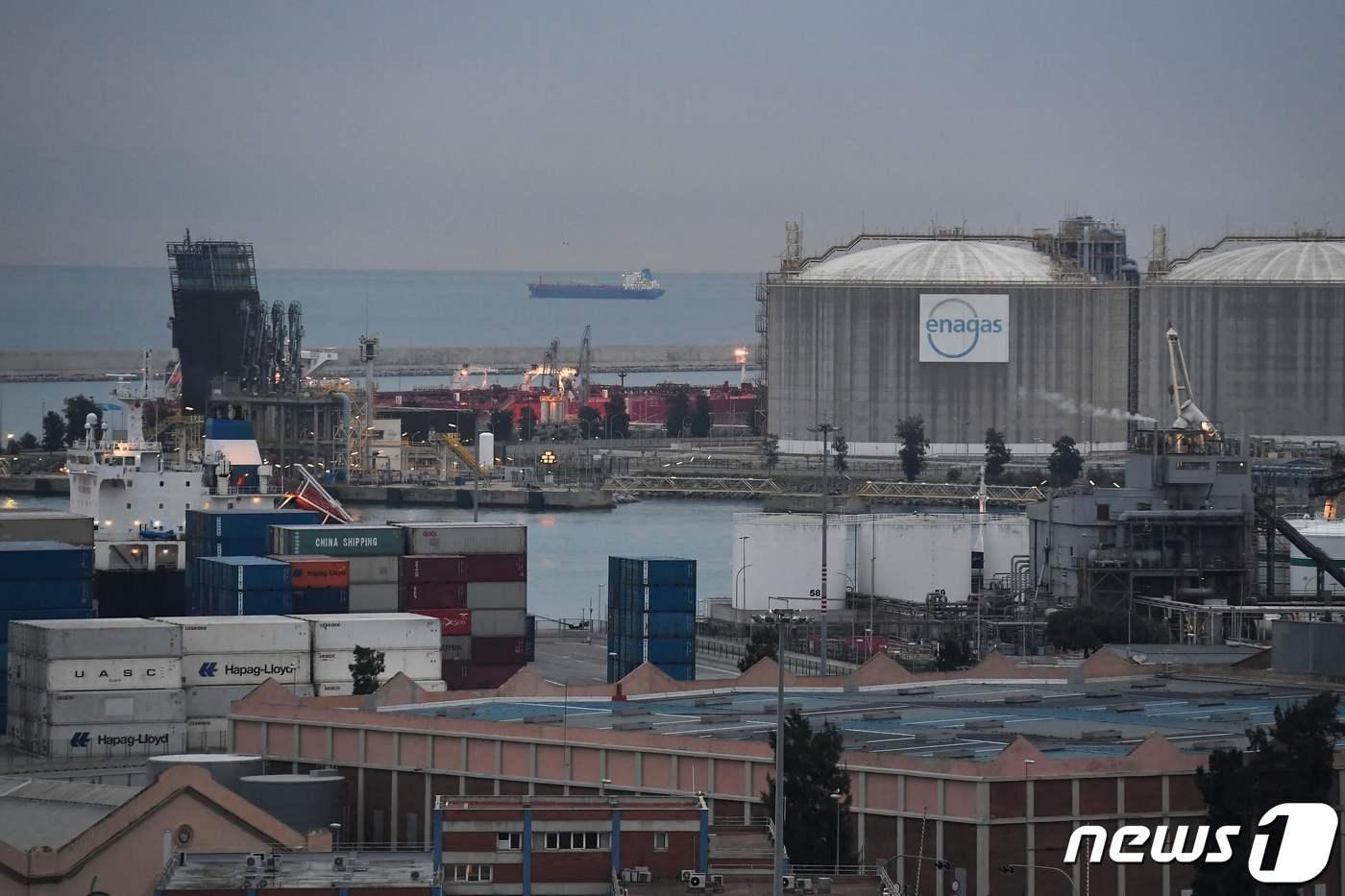 본문 이미지 - 스페인 바르셀로나 소재 액화천연가스(LNG) 항만 터미널에 위치한 에나가스사(社)의 LNG 저장 탱크의 모습 ⓒ AFP=뉴스1