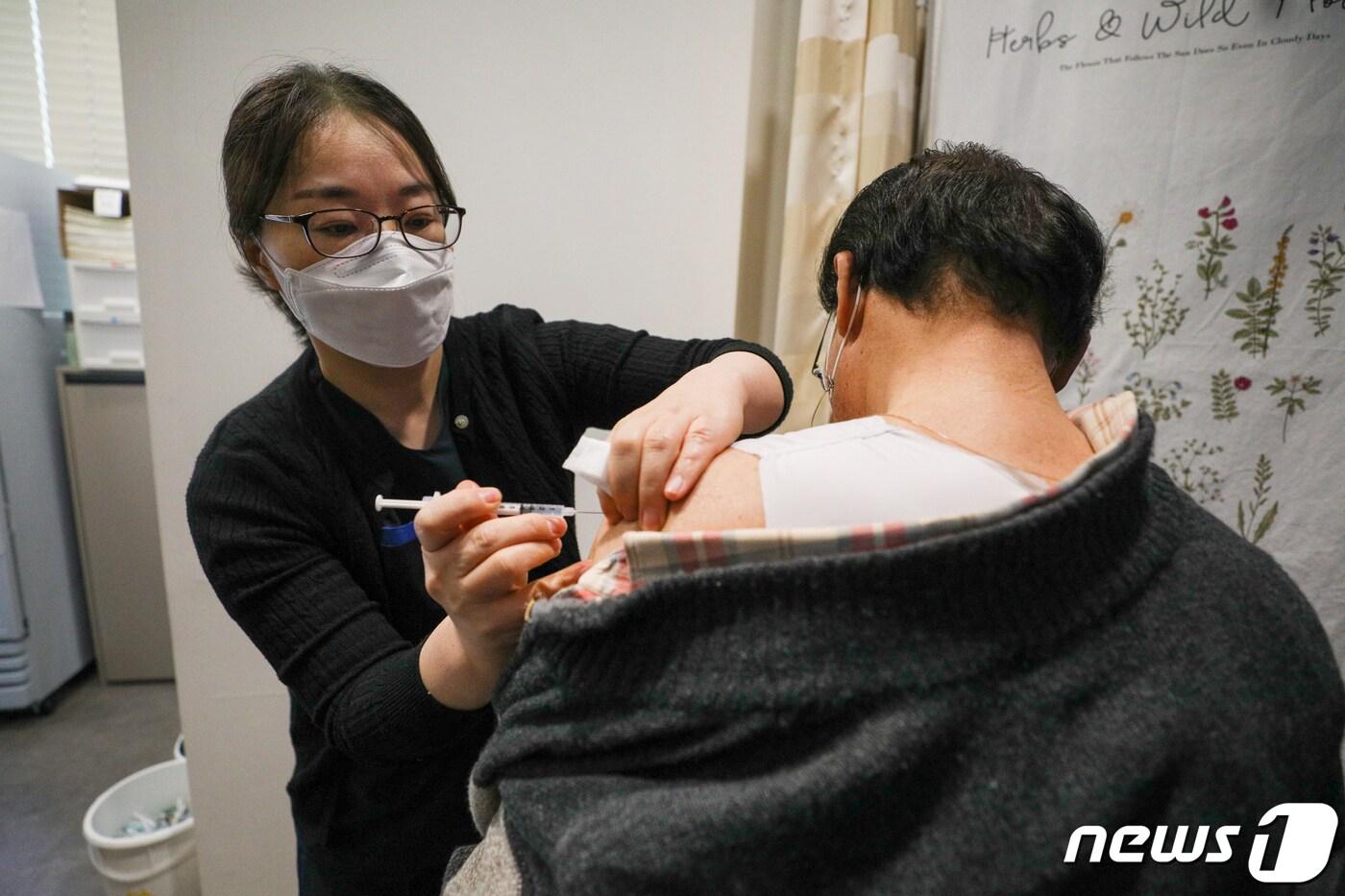 본문 이미지 - 서울의 한 병원에서 의료진이  신종 코로나바이러스 감염증(코로나19) 백신을 접종하고 있는 모습. ⓒ News1 안은나 기자